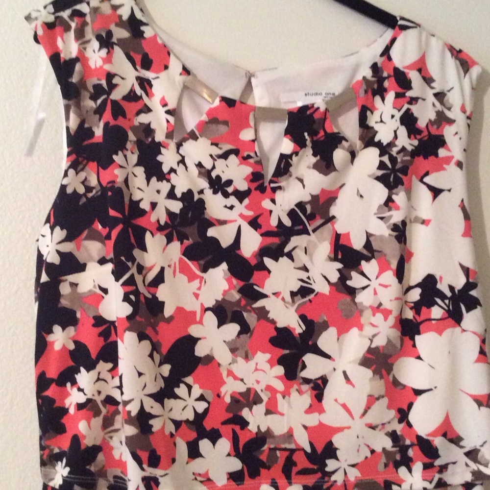 Spring flowered dress - Picture 2 of 2